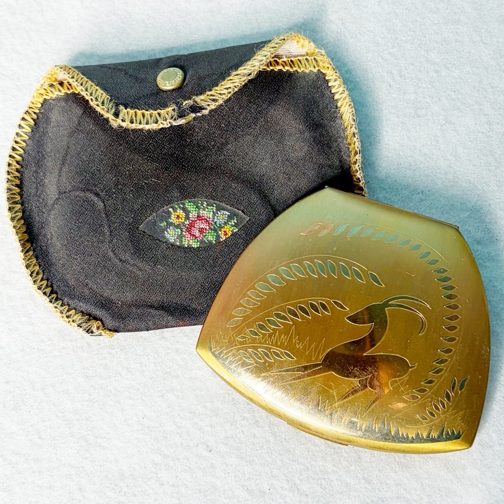 VINTAGE AMERICAN ELGIN ART DECO GAZELLE  POWDER COMPACT GOLD TONE WITH POUCH